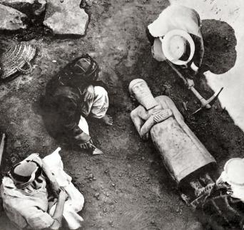 at-mari-the-unearthing-of-a-basalt-statue-of-king-ishtup-ilum-ca-2100-bce_
